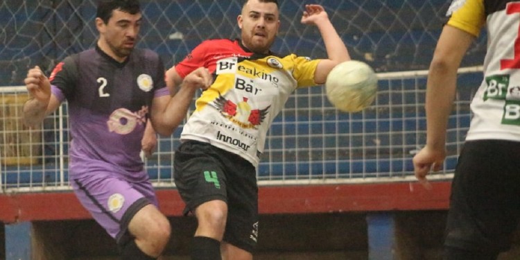 A JUGAR. Torino B y Mitre FC, protagonistas en la D, la quinta categoría (Foto: gentileza Solo Futsal)