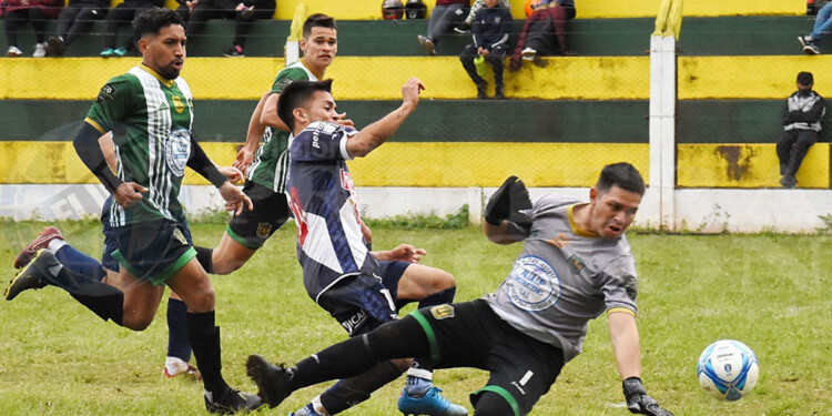 CERCA DEL PALO. Monzón Cabral toca la pelota ante la salida del arquero Aguilar. Guaraní logró avanzar de fase.