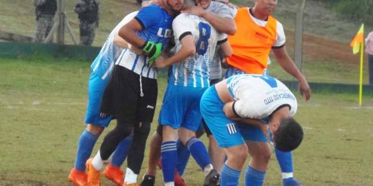 A PURA EMOCIÓN. Mendoza, de penal, marcó para el triunfo ante la UCDE.
