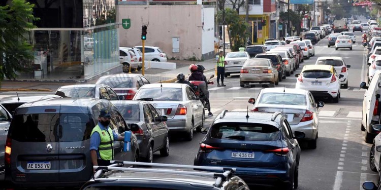 PASÓ Y PUEDE SEGUIR PASANDO. Las filas de autos para cargar nafta sobre el espacio del SEM por Salta, sólo un ejemplo de lo que sucede a diario.