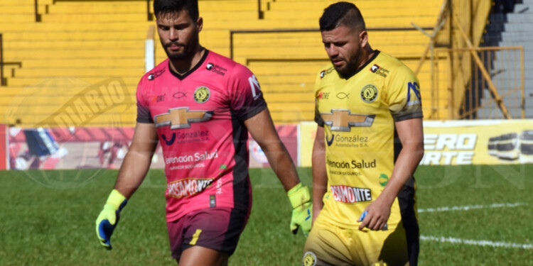 FINAL. Bachke, fue uno de los que dice adiós, acá junto a “Pinti” Álvarez.