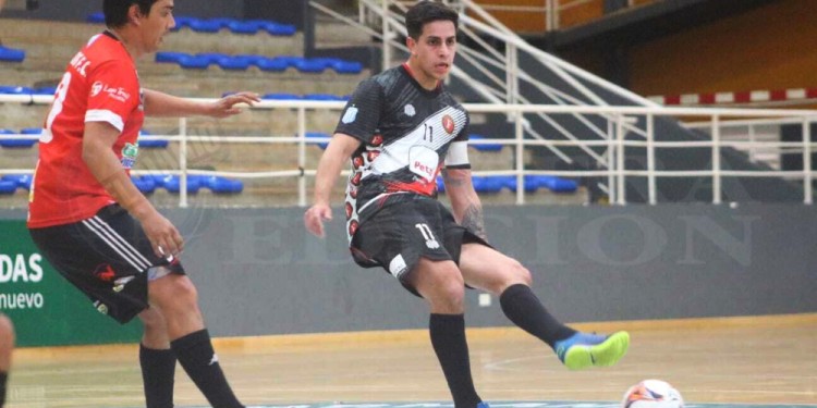 GOLEADA. Bruno Humada, de Fraternidad, ayer, en el triunfo de los posadeños sobre el representativo de Itatí. (Fotos gentileza Solo Futsal).