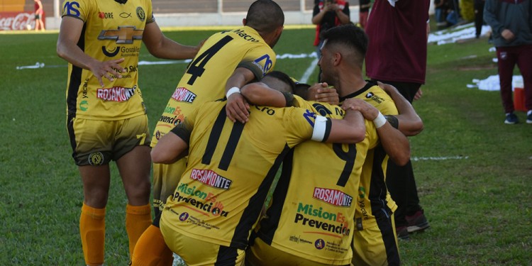 FESTEJO. Osmar Fernández marcó el gol de Crucero el pasado fin de semana.
