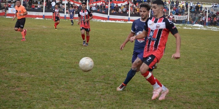 ESCAPA. El delantero del Exa encara un rival y lo dejará en el camino.