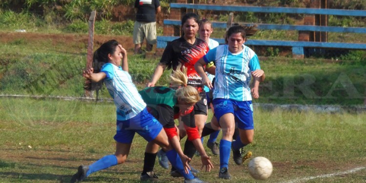 LA TOCA AL GOL. Aldana González marca el primero de Sportivo y del torneo.