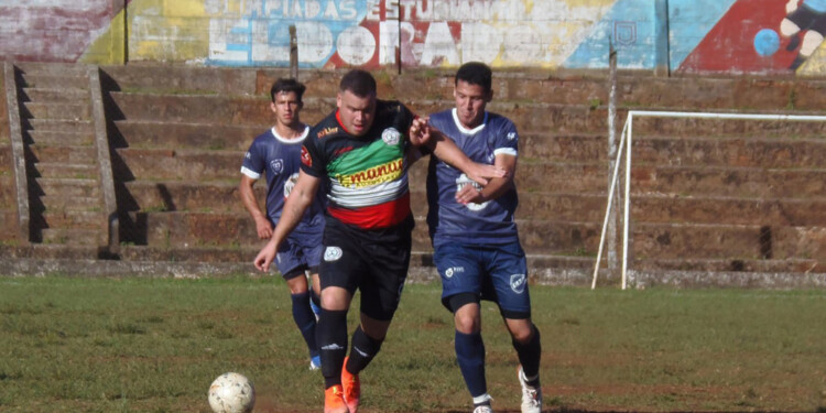 HAY QUE PARAR AL“TANQUE”. El goleador Brian Insaurralde de Unión Cultural intenta escapar a la marca de jugadores del Decano.