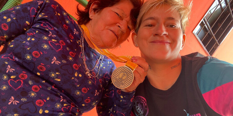 CON SU “NUEVA” DUEÑA. Yamila le trajo la medalla a su mamá (Twitter)