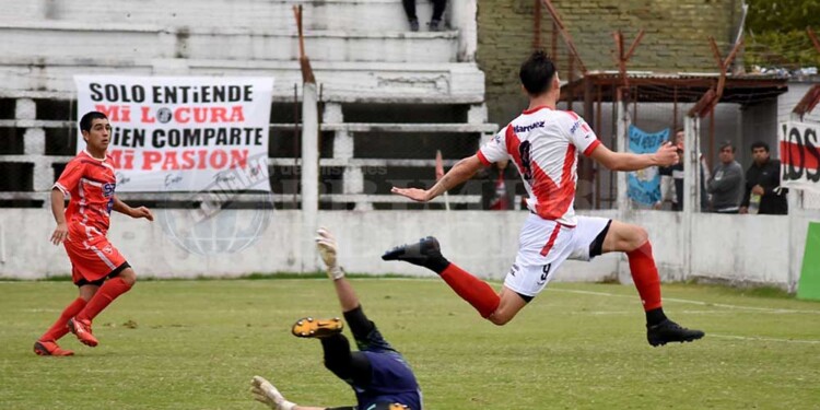 DEFINICIÓN. Gastón Caruso ya sacó el remate que terminará en la red. En el piso, nada pudo hacer el arquero Montiel.