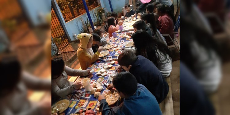 LA CENA. Más de 30 niños cenan en la casa de Silvia Fuck que, con mucho esfuerzo, les prepara una comida nutritiva.