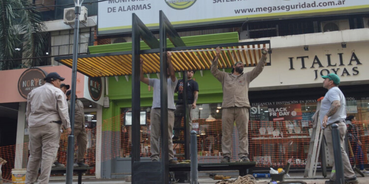 OBRAS. Se trata de una estrcutura metálica y en la parte superior maderas.