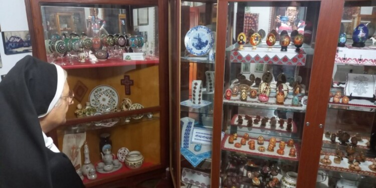 VITRINAS DE HISTORIA. La hermana Miguelina junto a los pensakes que se muestran en el museo.