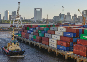 Julio terminó con importaciones récord, a pesar de las trabas, y presiona más al dólar