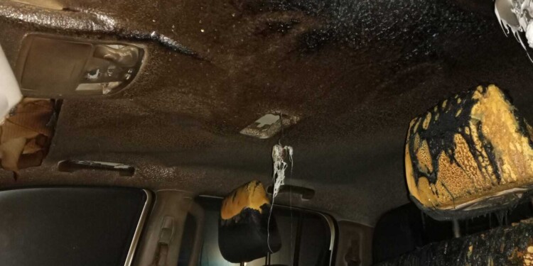 PARCIAL. El fuego se originó en la cabina y no llegó a tomar toda la unidad.