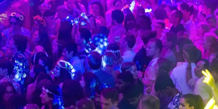 ZONAS DE PELIGRO. Los delincuentes sexuales buscan boliches o discos para drogar a las jóvenes con “pinchazos”.