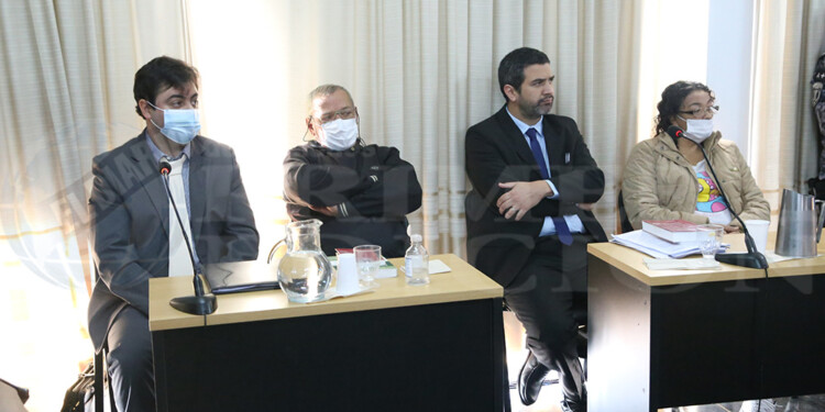 PENA MÁXIMA. Los acusados junto a sus abogados defensores. Ambos fueron condenados a prisión perpetua.