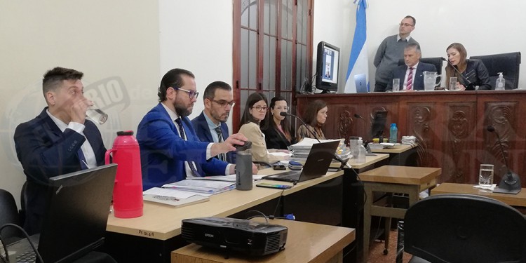 ATENTOS. Uboldi en pleno testimonio remoto, en el TP-1 fiscal y defensor comparten notebook, en el estrado los jueces Yaya y Cukla.