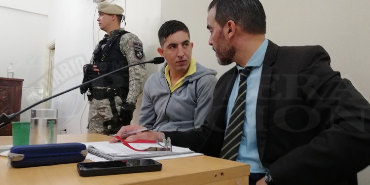 MIRADAS. Alejandro Esteche y su defensor Edgardo Cabrera Germian dialogan en la previa al inicio de la séptima jornada en la sala de audiencias de calle La Rioja.