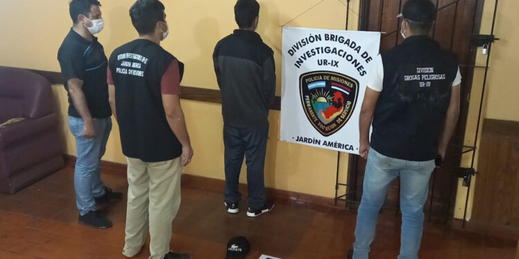 PRUEBAS. En poder del sospechoso, secuestraron uno de los teléfonos robados durante el robo en el comercio.