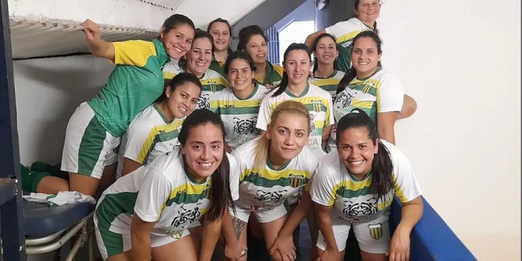 Las chicas de La Picada celebra en el Tito Cucchiaroni luego de vencer a Mitre por 2-1 (Foto: Instagram La Picada Femenina)