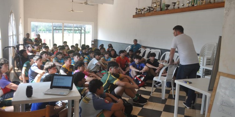 CHARLA. Todos los convocados atentos al primer contacto con el cuerpo de profesionales, en el Mangrullo de Tacurú (Gentileza Ignacio Freyre)