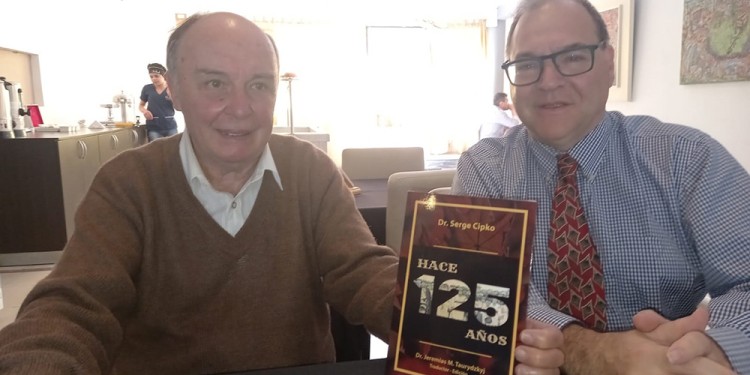 PROTAGONISTAS. El autor Sergi Cipko y el traductor Jeremías Taurydzkyj presentaron el libro “Hace 125 años”.