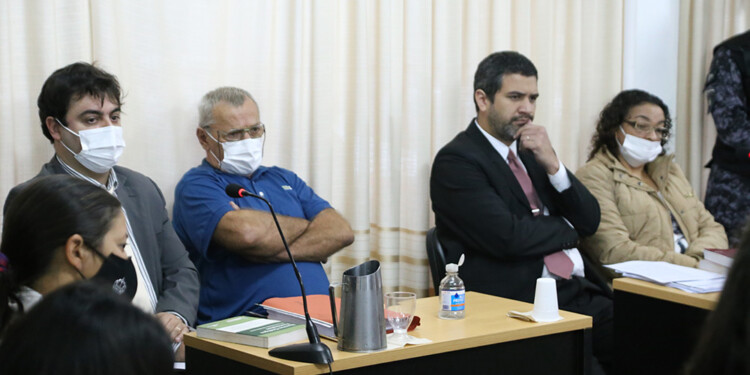 ACUSADOS. Los abogados Alejandro Cabral y Matías Olivera junto a los imputados, ayer durante la primera audiencia.