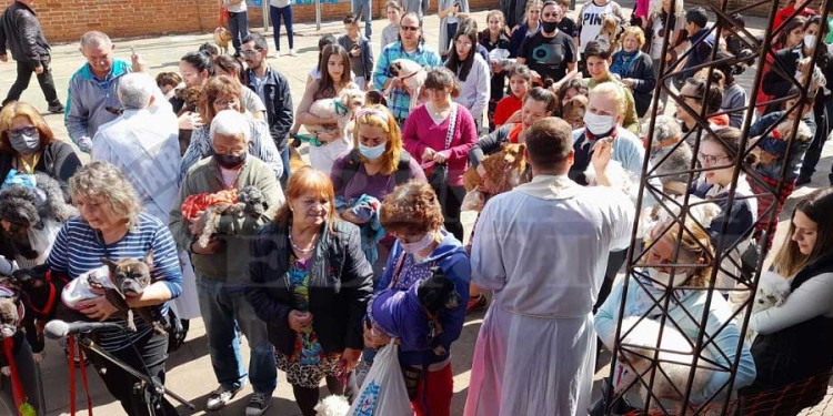 San Roque fue una fiesta con la bendición de decenas de mascotas