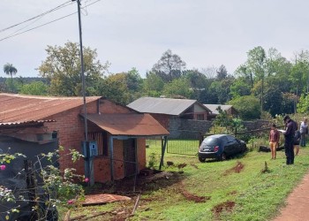 Despistó y terminó contra el portón de una casa