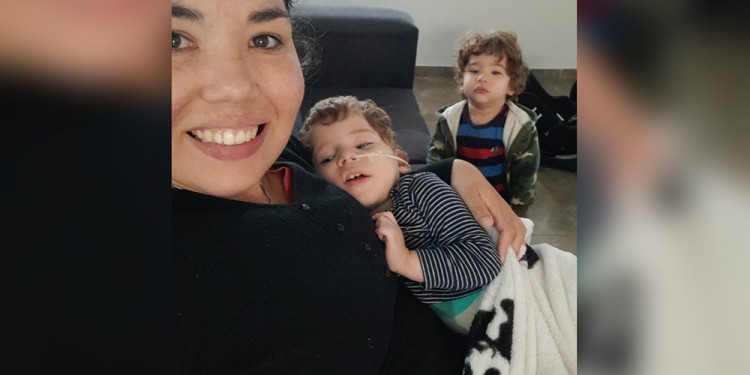 UNIDOS POR TOMI. Tomás con su mamá María Belén y su mellizo Máximo.