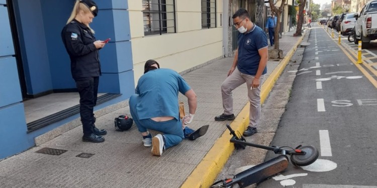 MANIOBRAS. Conductora se lesionó tras caerse de un monopatín en el centro posadeño