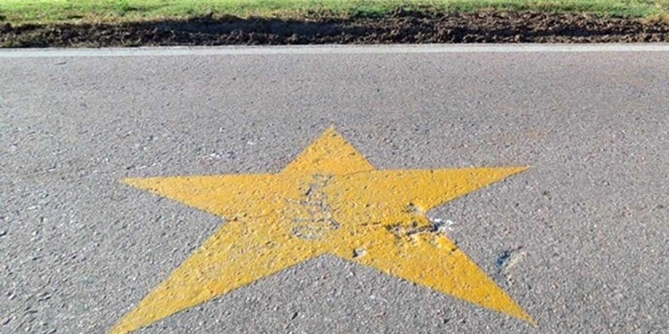 CONCIENCIA. Las estrellas amarillas representan a personas que fallecieron producto de un siniestro vial.