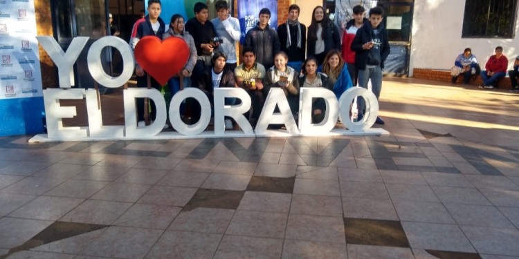 FESTEJOS. Alumnos apostoleños festejaron en Eldorado que irán a Salta a sumar puntos para la competencia.