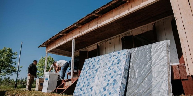 Asisten a la pareja de maestros que perdió todo en un incendio en El Soberbio