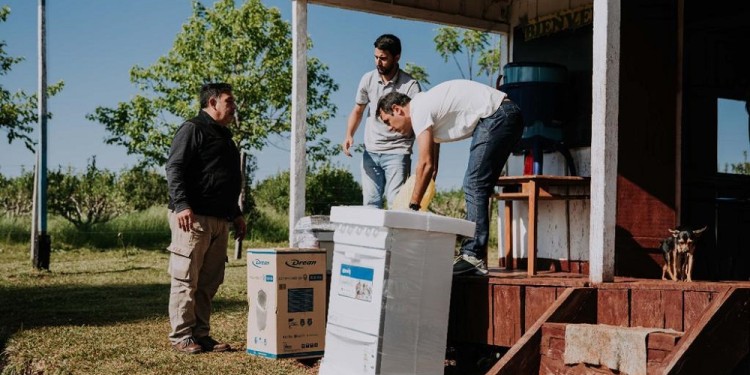 Asisten a la pareja de maestros que perdió todo en un incendio en El Soberbio