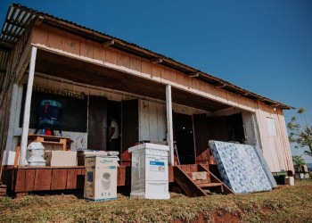 Asisten a la pareja de maestros que perdió todo en un incendio en El Soberbio