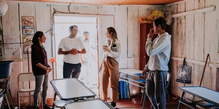 Asisten a la pareja de maestros que perdió todo en un incendio en El Soberbio