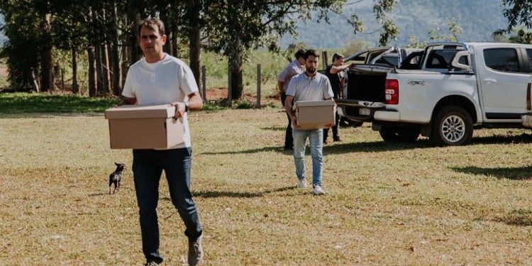 Asisten a la pareja de maestros que perdió todo en un incendio en El Soberbio