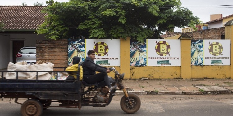 PARAGUAY. Carteles con el símbolo Bitcoin, en Villarrica, en del Departamento de Guairá, al suroeste de Asunción.