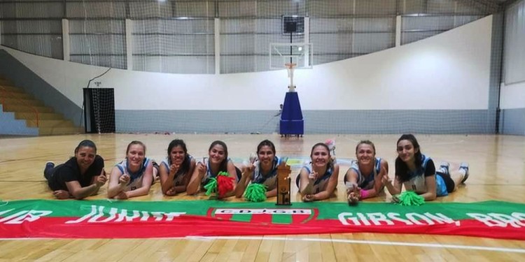 EN LO MÁS ALTO. El equipo de Brown festeja con su copa de campeonas