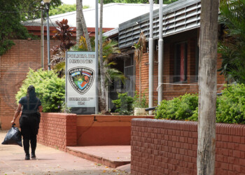 Agente de policía detenida fue acusada de lesiones, daño, robo y amenazas