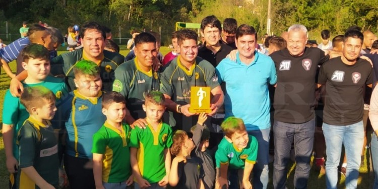 PREMIO EN MANO. El “Oso” Patricio Delusso Flores sostiene el trofeo de campeón, luego de la final ganada ayer por Carayá ante Los Toros en Eldorado. (Foto gentileza C.Reble).