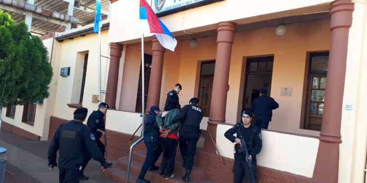 CUSTODIADO. El brasileño tras ser capturado luego del intento de copamiento en la UP II de Oberá, en julio de 2018.