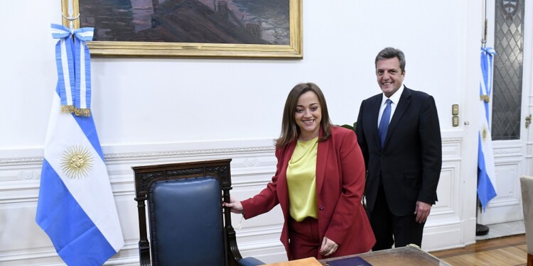 NOTICIAS ARGENTINAS BAIRES,
AGOSTO 2:  El diputado Sergio
Massa junto a Cecilia Moreau en
el despacho del presidente de
la Cámara previo a la sesión de
la sesión de hoy.
Foto NA