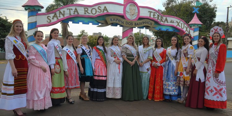 SOBERANAS. La reinas de las colectividades recorrieron los distintos atractivos de la ciudad de Santa Rosa, Brasil.