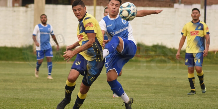 EN VELOCIDAD. Silveira de Mitre y Balbuena de La Cantera buscan la bocha.