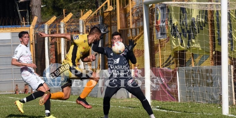 OBLIGA. El paraguayo Osmar Fernández tuvo una buena tarea y, aunque logró marcar un gol, no sirvió para ganar.