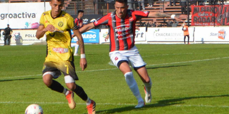 PUNTO ALTO. Maximiliano Perussato (7) fue uno de los destacados del Colectivero, pero le faltó más compañía en ataque.