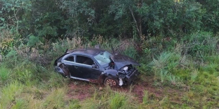 SINIESTRO VIAL. Gabriela Paez y su amigo despistaron sobre la ruta 12, en jurisdicción de Santo Pipó.