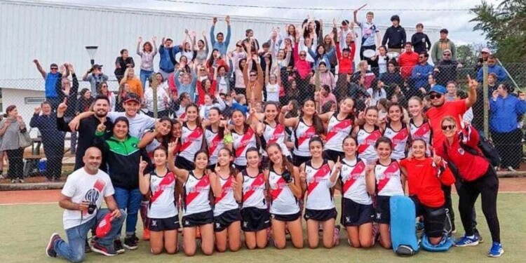 CELEBRACIÓN. La foto oficial de las campeonas con la hinchada de fondo. Guaraní fue el merecido campeón.