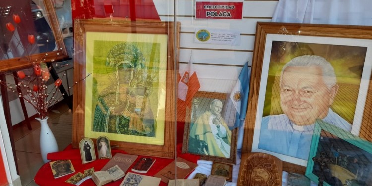 El orgullo polaco se exhibe en las vidrieras de Apóstoles